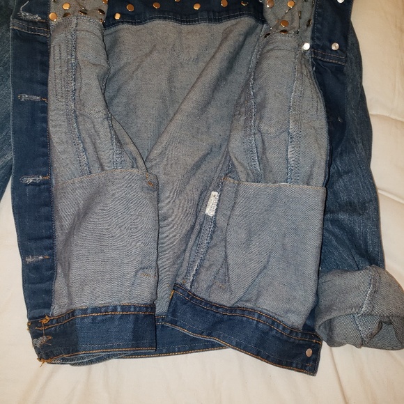 36 point 5 denim Jacket with gold hardware - Picture 3 of 4